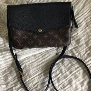 Women’s Authentic Louis Vuitton crossbody bag